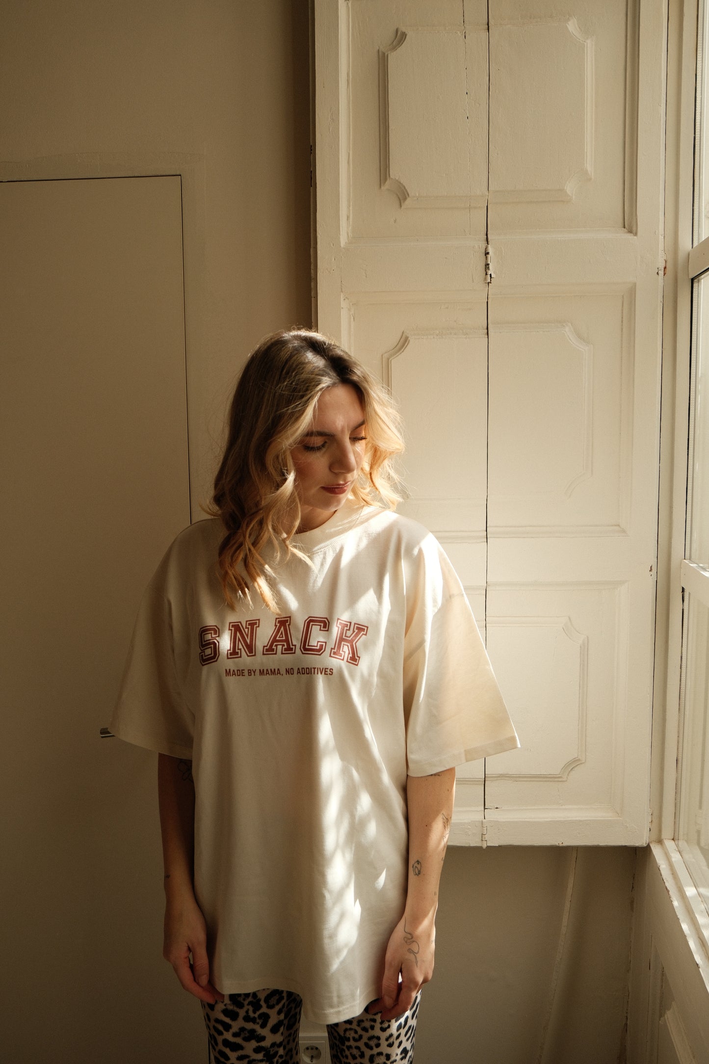 Snack Shirt – Made by Mama, No Additives (Cream-Rot)