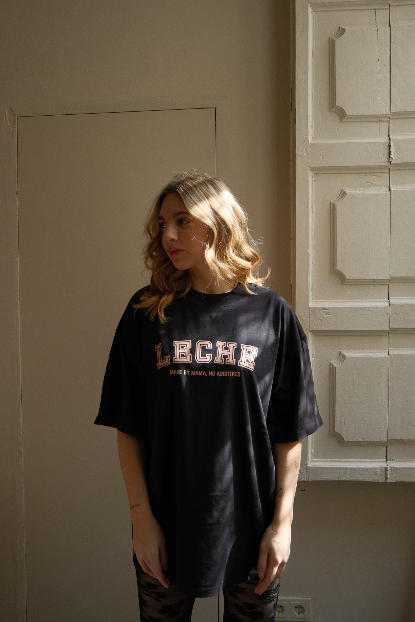 Leche Shirt – Made by Mama, No Additives (Schwarz)