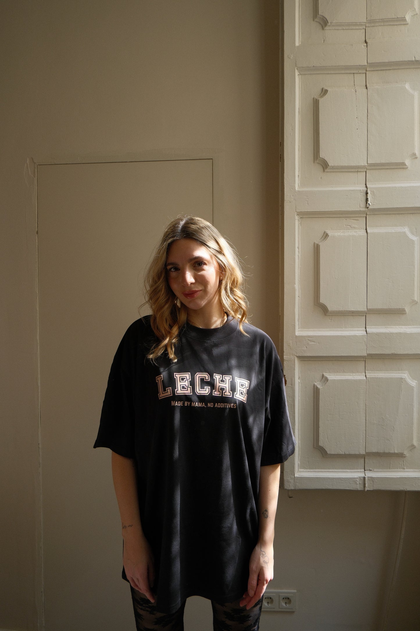 Leche Shirt – Made by Mama, No Additives (Schwarz)