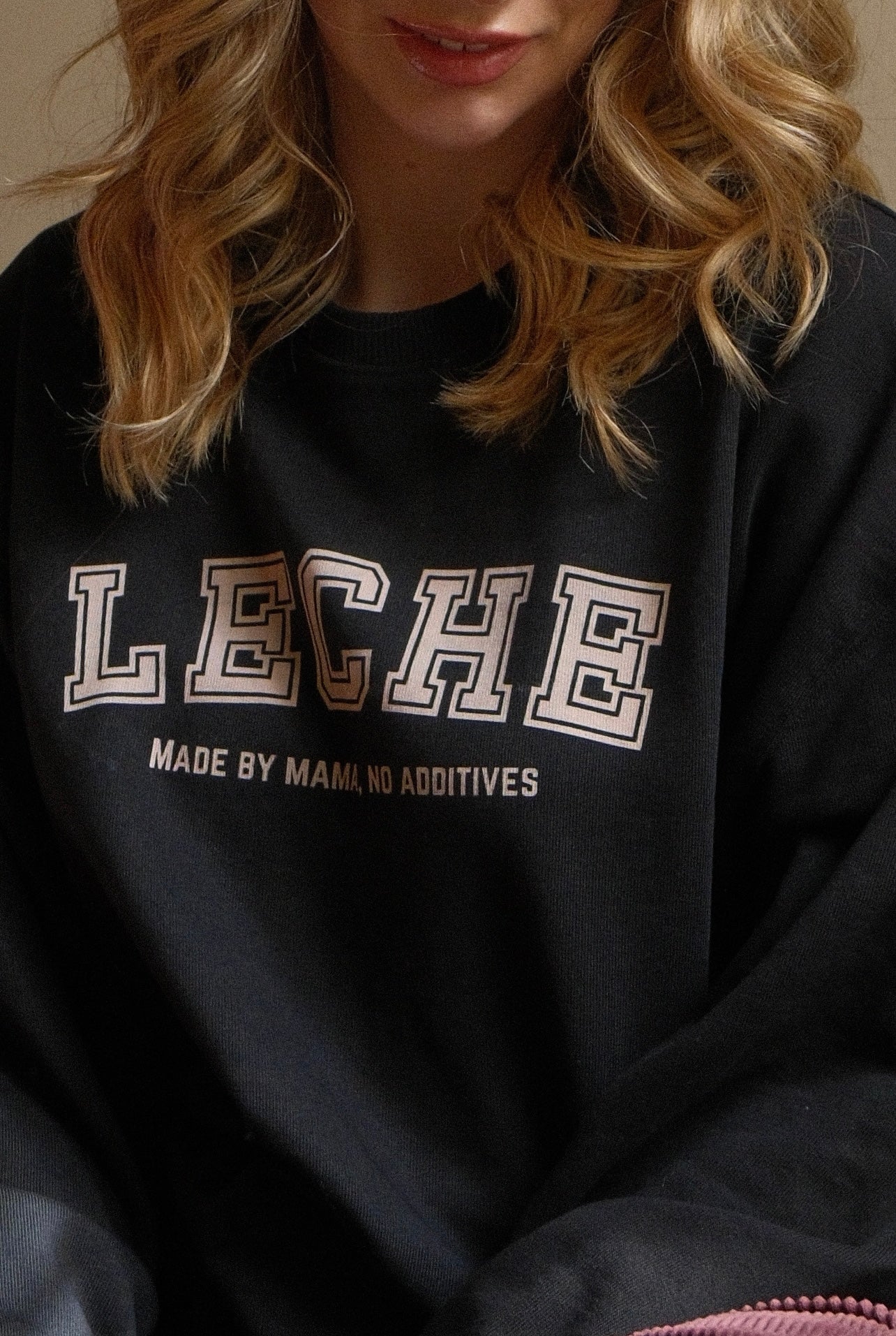 Leche Shirt – Made by Mama, No Additives (Schwarz)